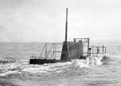 K II submerging. Date and place unknown. (Photo: © Collection G.D. Horneman).