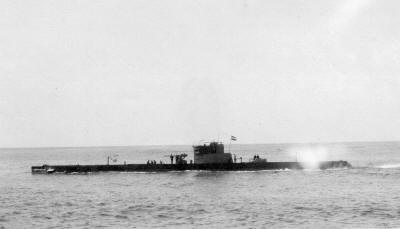 K VIII, date and place unknown. Note the smoke from the exhausts.. (Photo: © Collection www.DutchSubmarines.com).