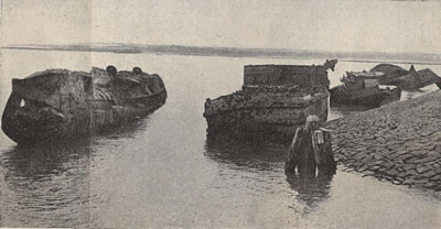 Several raised wrecks in the Niewediep harbor entrance. At the so called "Kuitje" they are waiting for the scrapper to pick them up. On the left the wreck of the O11. Den Helder, late 1947 - early 1948. (Photo: © Marvo, 's-Gravenhage. Collection: Maarten Noot) 