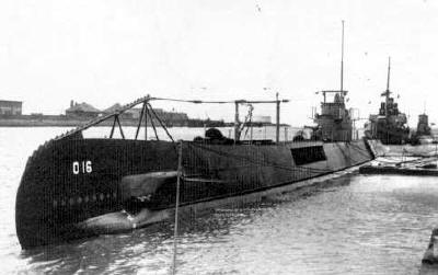 O 16 in Den Helder, note the opened doors of the external-traversing torpedo tubes (beam) and the net cutter (bow).