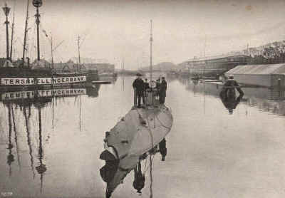 O 1. The bow of the submarine is out of the water because the torpedo and the crew is moved aft. Sometime before 1915. Year and place unknown (Photo: © Courtesy P. den Tek).