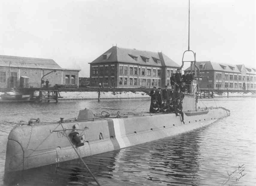  during WWI in Den Helder. In the background the Submarine Service 