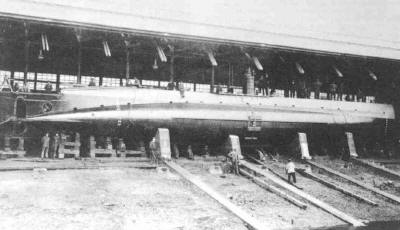 O 7 under construction. Note the steering propeller. Rotterdam, July 1916