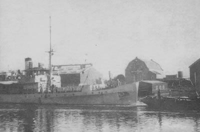 Mercuur (2) being towed from the Binnenhaven to the Koopvaarders lock. In the background the Atjeh warerhouse and the Wijsmuller building. This photo has been taken in 1940 or 1941 and is from a roll that has been stolen on the Den Helder Navy yard during WWII. The photos probably have been made by a German Officer.