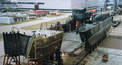 Pushing pontoon Y 8578 (left) at the Den Helder navy yard, 25 March 2004.(Photo � John Doe)