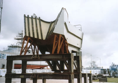 Pushing pontoon Y 8578 at the Den Helder navy yard, 8 Apr 2004.(Photo � John Doe).